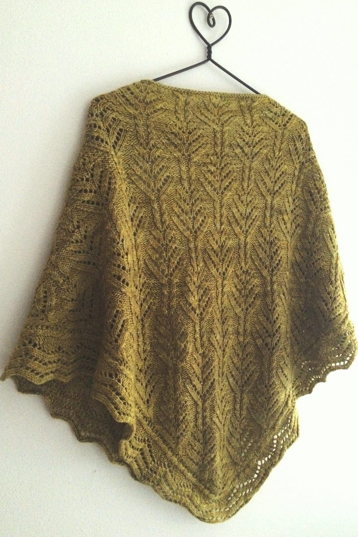 Forest green knit shawl with a leaf pattern. Handmade knitted garment.