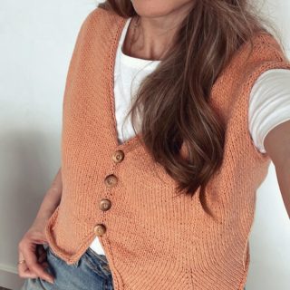 Trying on my freshly made Cathy Vest with the zoom on details 📸
➰ I wanted translate the trendy basic sleeveless vest into knit cotton/linen version 
➰ Top-down knit with flattering chevron details and I-cord edging 
➰ You may style it with or without underneath t-shirt
